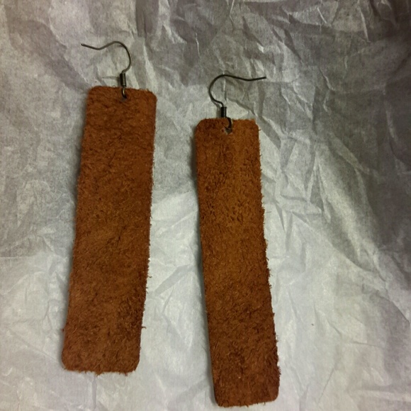 'Rust'colored rectangular leather earrings - Picture 4 of 4